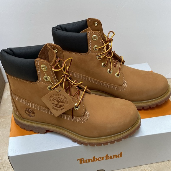 Women Timberland waterproof boots. Size 7.5 - Picture 2 of 5